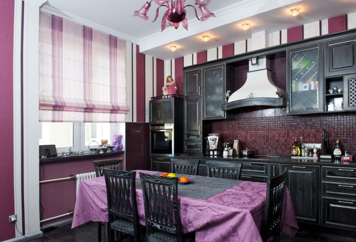 decoração de janelas com persianas romanas na cozinha