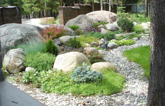 Jardim de pedras no estilo inglês