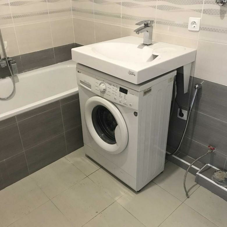 conectando uma máquina de lavar no banheiro