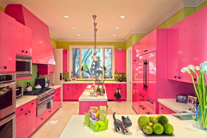 interior da cozinha em tons de rosa e verde