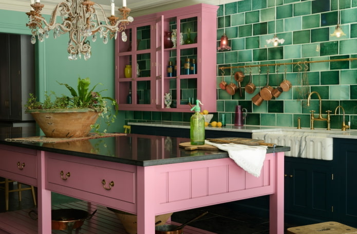 interior da cozinha em tons de rosa e verde