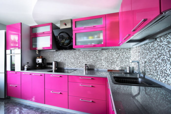interior da cozinha em tons de cinza e rosa
