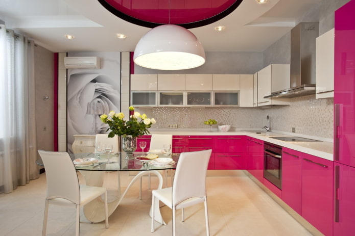 interior da cozinha em tons de branco e rosa