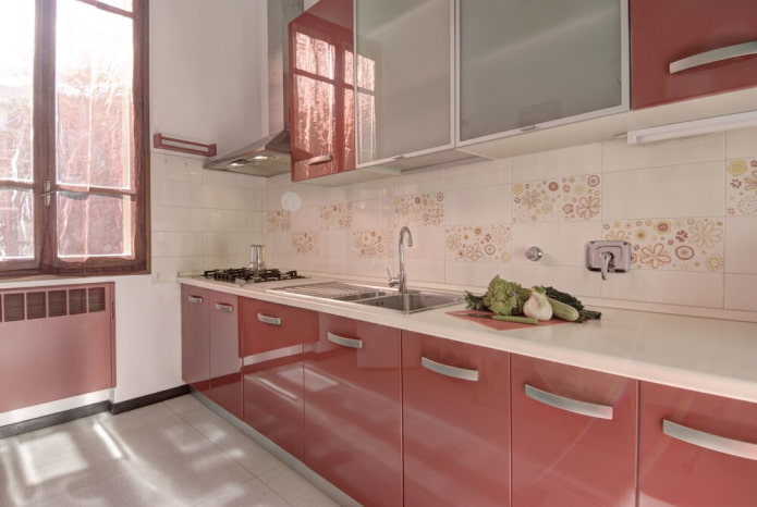 interior da cozinha em tons de rosa