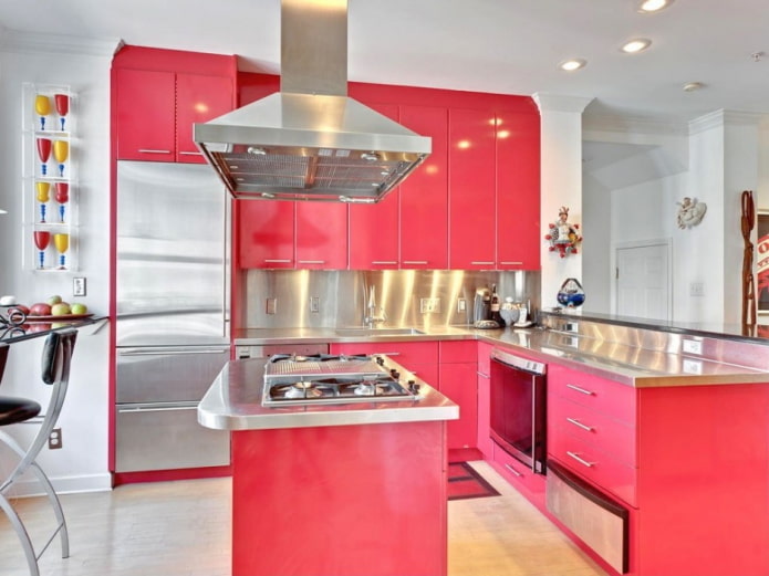 móveis e eletrodomésticos em o interior da cozinha em tons de rosa