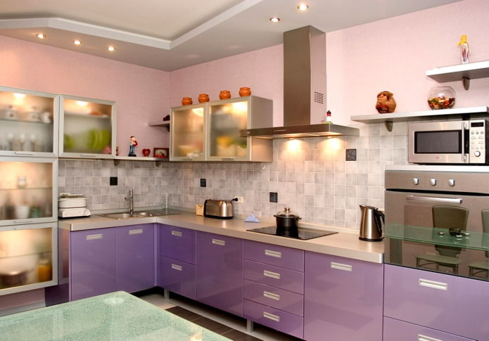 interior da cozinha em tons de rosa e lilás