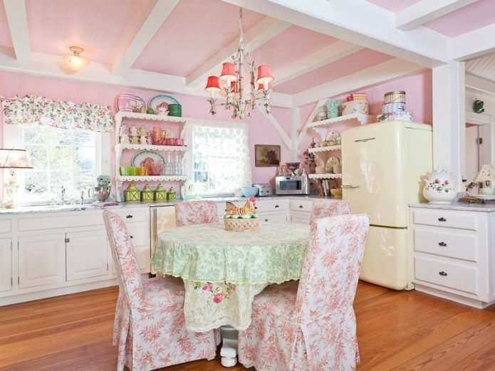 interior de cozinha rosa em estilo shabby chic