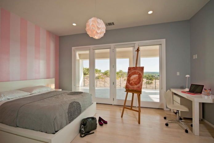 interior de um quarto cinza-rosa