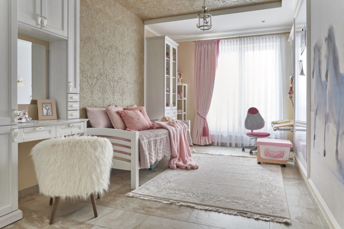 interior do quarto em tons de rosa e bege