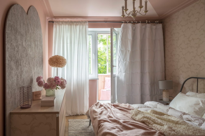 interior do quarto em tons de rosa e bege