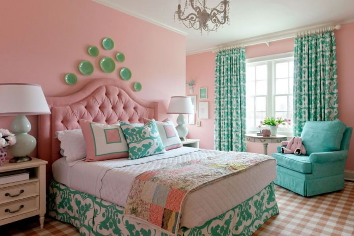 interior do quarto em tons de rosa e turquesa