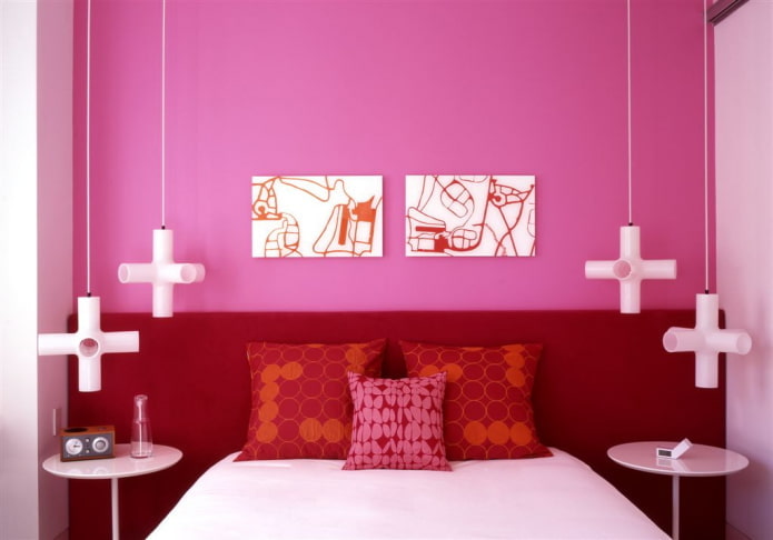 interior do quarto em tons de rosa e vermelho