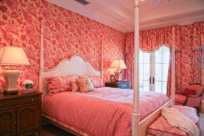 interior do quarto em tons de rosa e vermelho