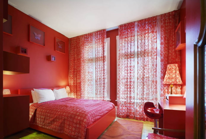 interior do quarto em tons de rosa e vermelho