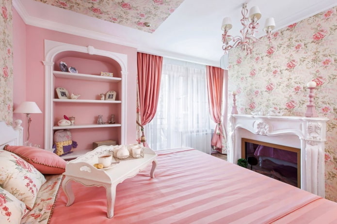 interior de um quarto branco e rosa