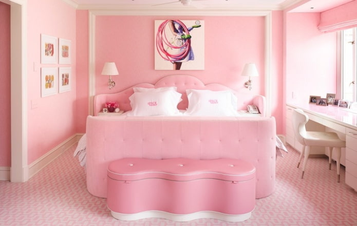 interior de um quarto branco e rosa