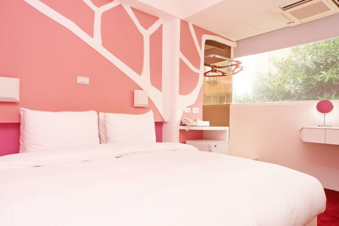interior de um quarto branco e rosa