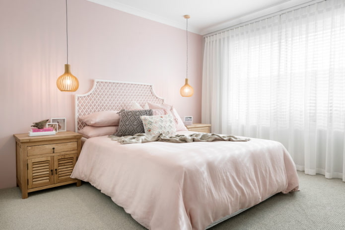 têxteis no interior do quarto em tons de rosa