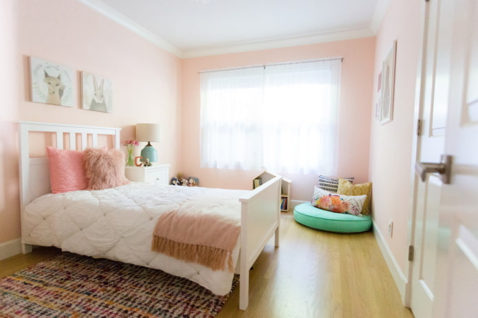 interior de um quarto rosa para uma menina