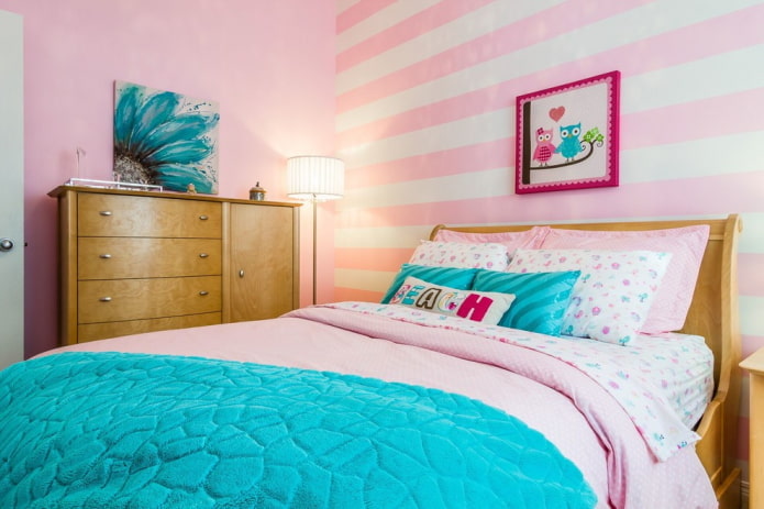 interior de um quarto rosa para uma menina