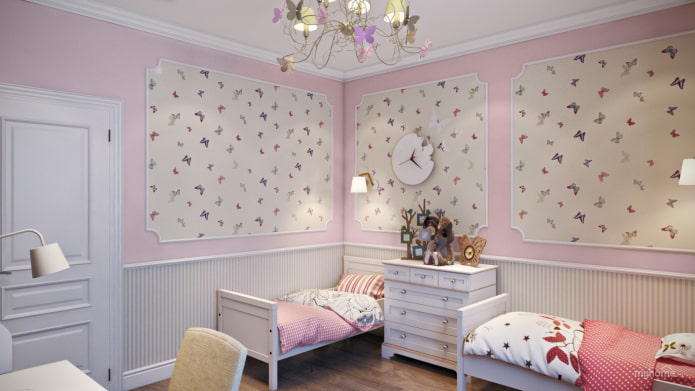 papel de parede rosa e bege no quarto do bebê
