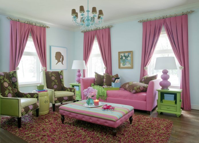 sofá rosa e cortinas rosa