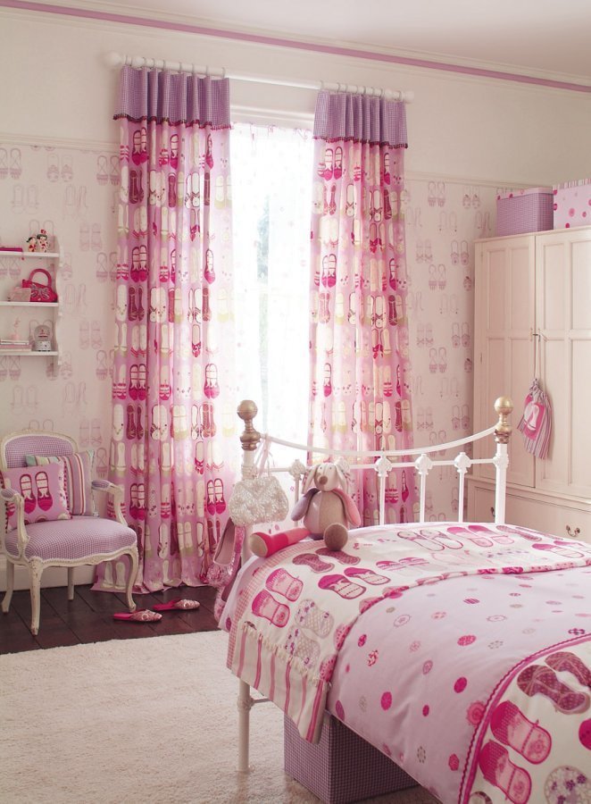 cortinas rosa no quarto do bebê