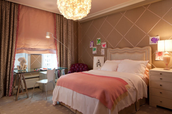 cortinas bege e rosa no quarto