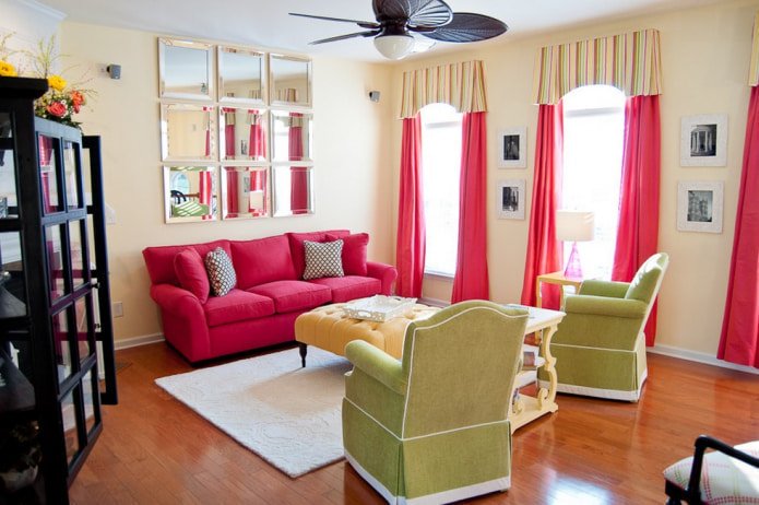 cortinas rosa e um sofá rosa