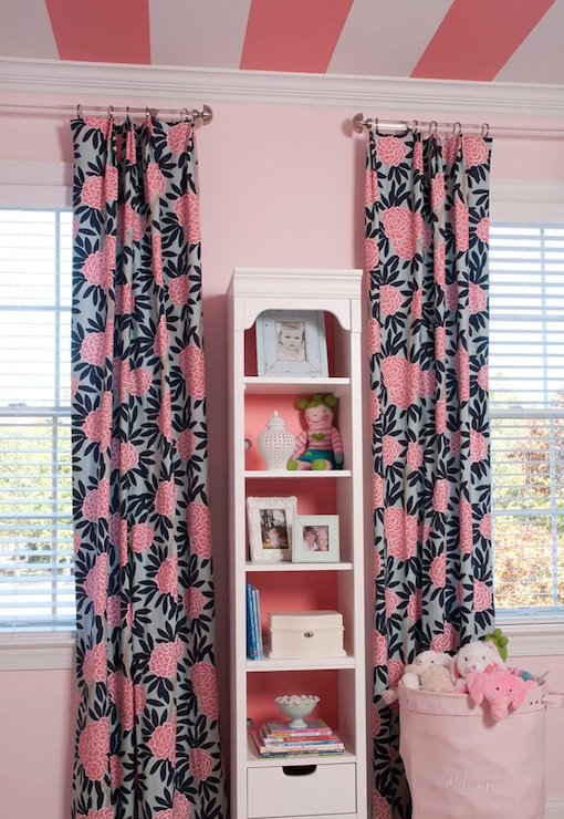 cortinas azuis e rosa