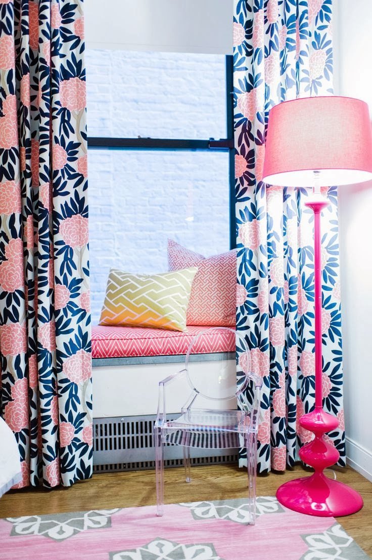 cortinas azuis e rosa