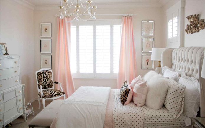 cortinas em tons de branco no quarto