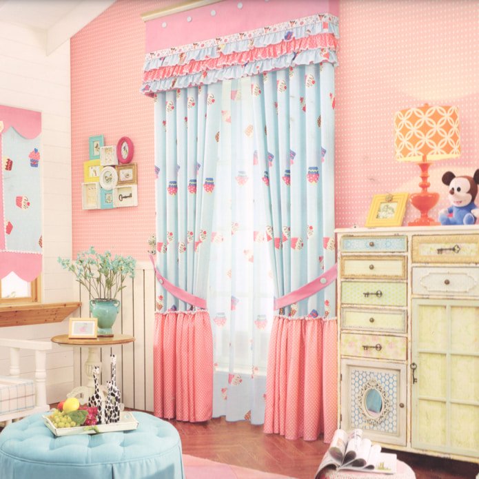cortinas rosa e azul no quarto de uma criança