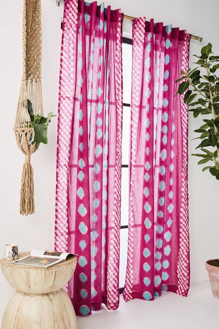 cortinas rosa e turquesa