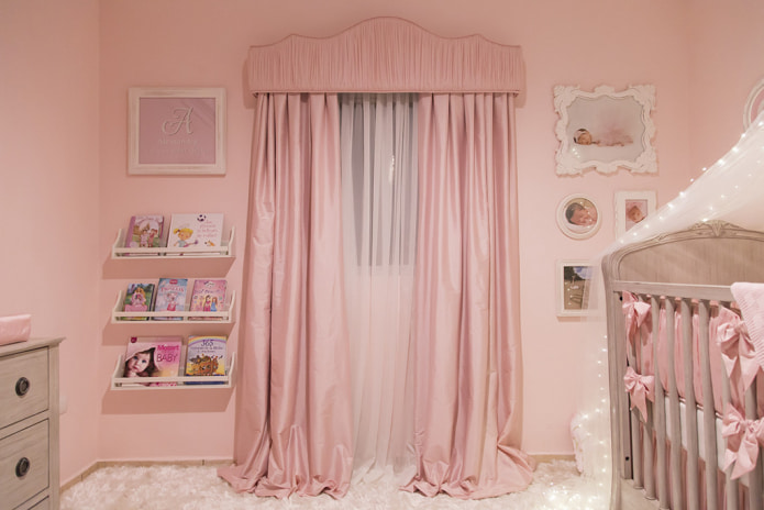 cortinas rosa com papel de parede rosa