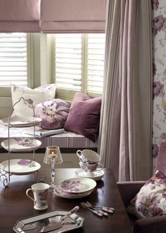 cortinas rosa-acinzentadas na sala de estar