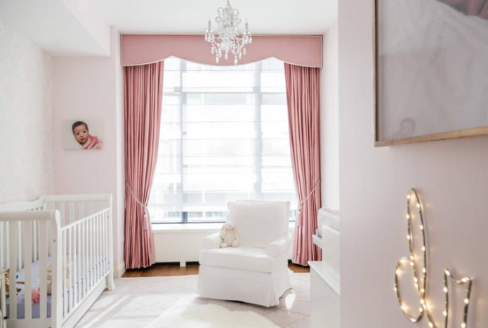 cortinas rosa empoeirado em um berçário