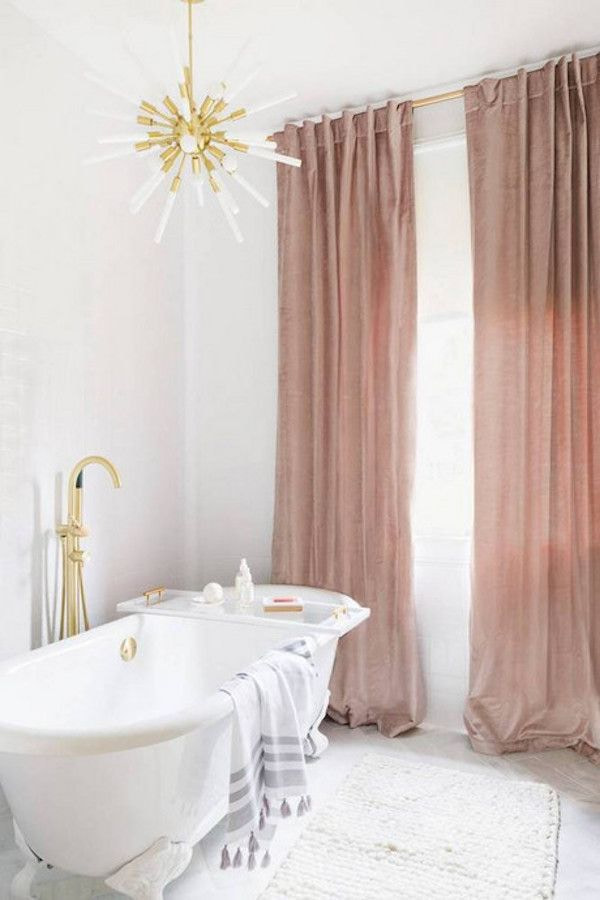 cortinas rosa-poeira em um banheiro