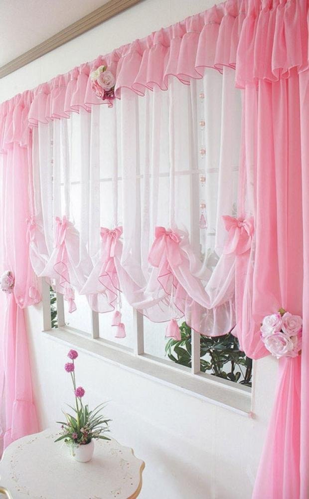 cortinas rosa de diferentes comprimentos