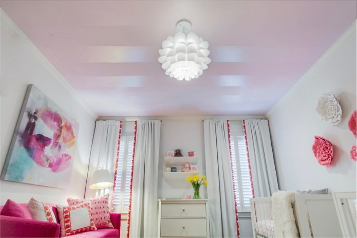 estrutura de teto rosa com lustre