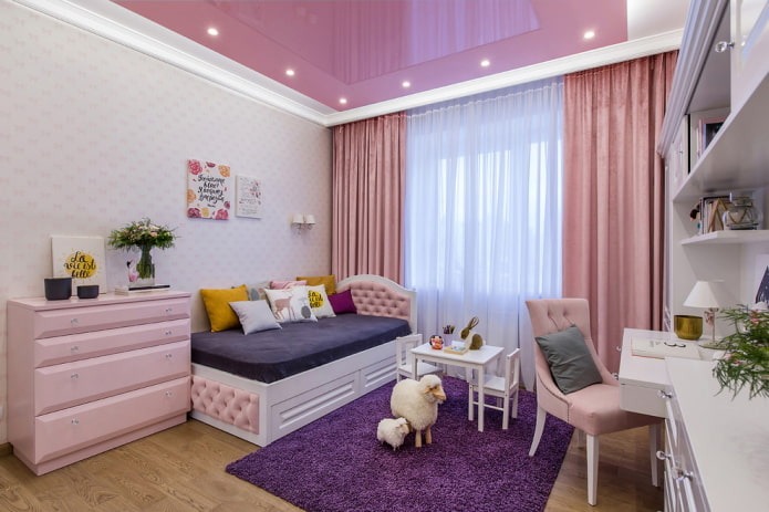 teto falso rosa no quarto do bebê