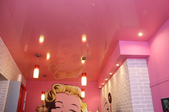 design de teto rosa com lâmpadas