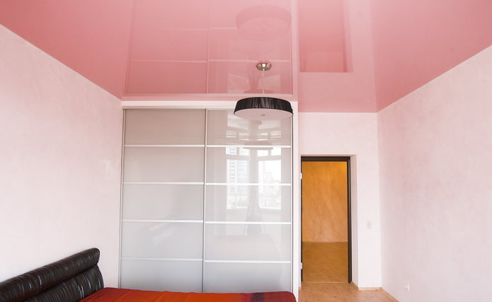 teto tenso rosa no interior