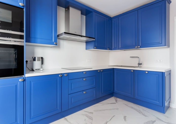 cozinha azul com acessórios prateados