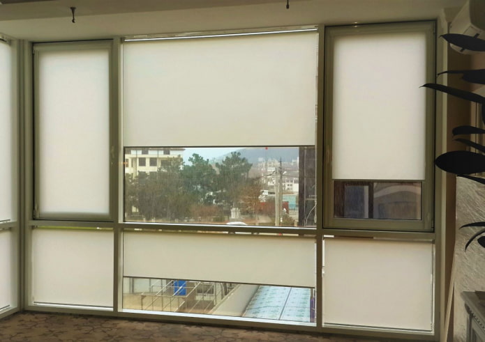 persianas de rolo na galeria com vidros panorâmicos