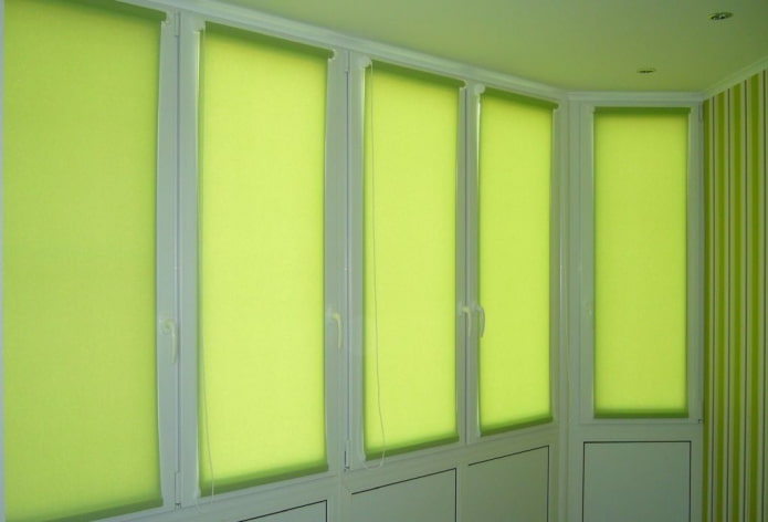 persianas de rolo verdes na varanda