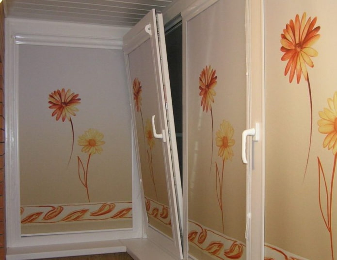 persianas de rolo com flores na galeria