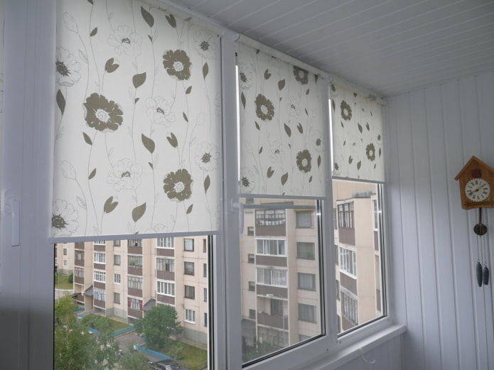 persianas de rolo com estampa floral na galeria