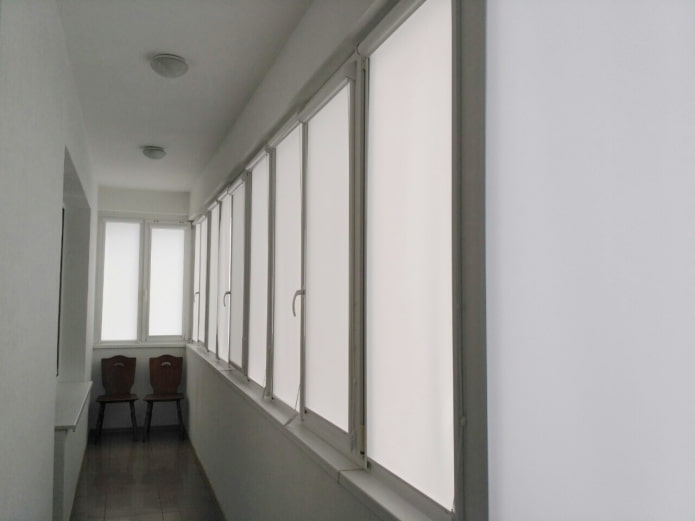 persianas de rolo brancas na loggia
