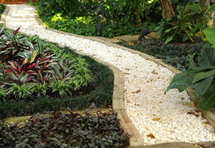 Caminho de jardim de cascalho